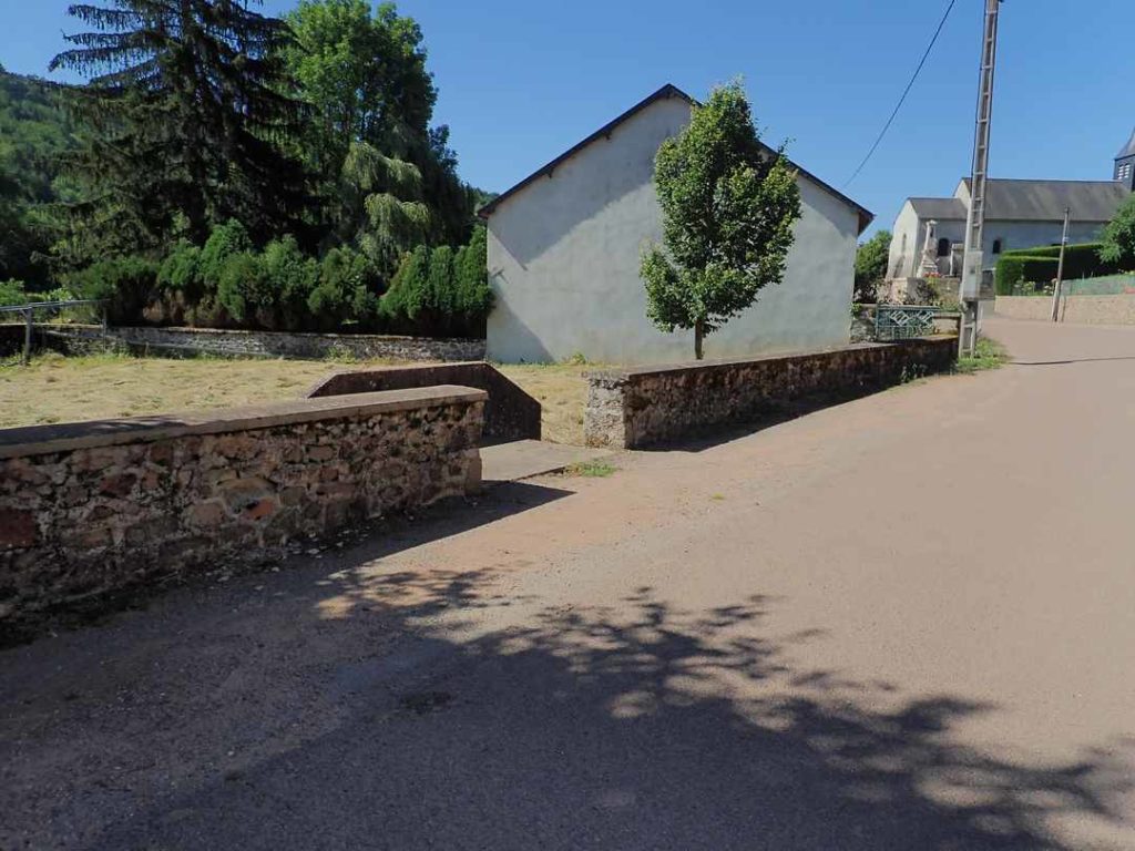 Murets de la traversée du bourg de Blanot (21)